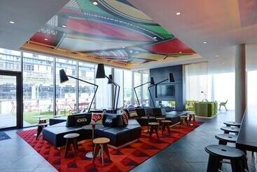 Отель Citizenm Paris La Defense