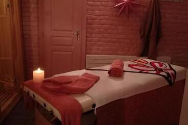 هتل La Bourgogne En Ville