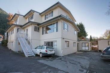 Отель The Flaming Kiwi Backpackers