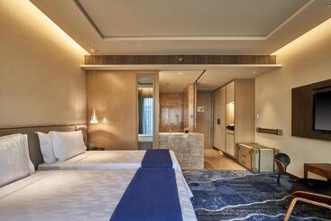 Otel The Den Bengaluru