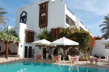 هتل Six Corners Resort