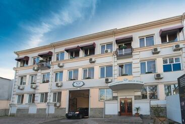 هتل Gold Star Tbilisi