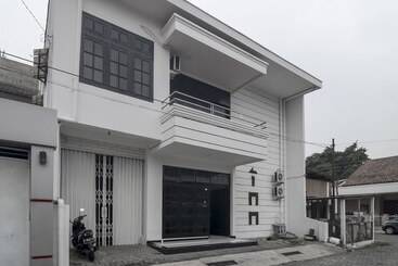 Panzió Reddoorz Near Poncol Station