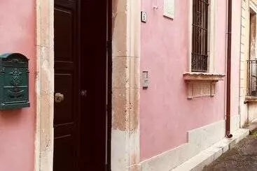 Majatalo Esagono Monello