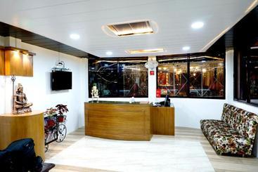 בית מלון כפרי Shiva's Solace Resort By Samaira