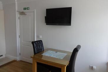 پانسیون Autumn House