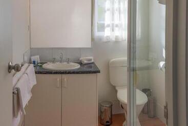 Redwood Manor Motel Apartments