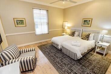 פנסיון First Avenue Guesthouse