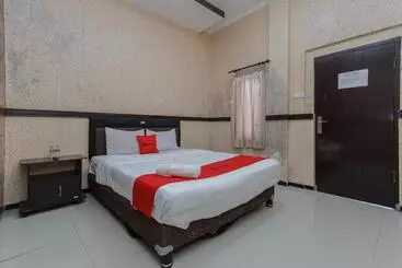Hotel Reddoorz Plus Near Museum Angkut Batu 4
