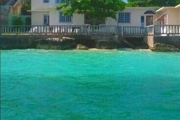 پانسیون Jamrock Secret Retreat