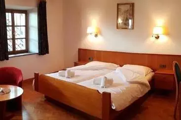 Aamiaismajoitus (B&B) Weißes Rössl