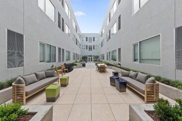 Otel Element Hampton Peninsula Town Center