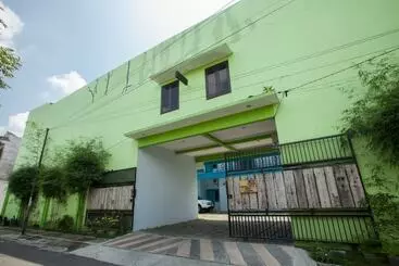 Pensionat Reddoorz Syariah At Kartohardjo Madiun