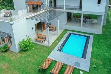 تختخواب و صبحانه Bhagi House