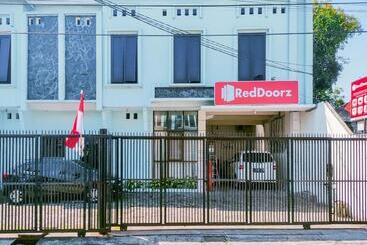 Hotel Reddoorz Syariah At Jemursari Surabaya