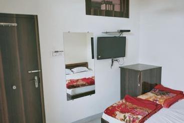 Oyo 29788 Hotel Tushar Palace