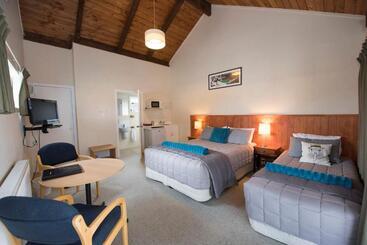 Adventure Lodge And Motels And Tongariro Crossing Track Transport