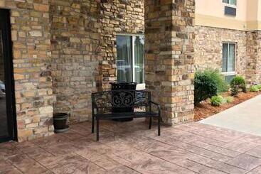 Hotel Countryview Inn & Suites