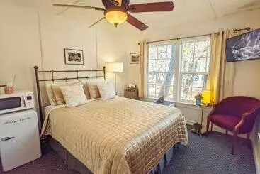 ユースホステル Carriage House Inn