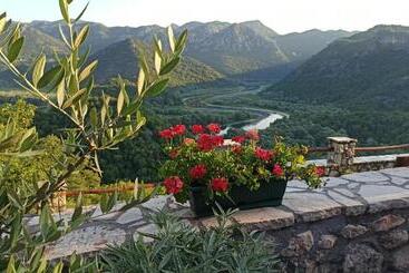 پانسیون Village House   Novak Rijecani