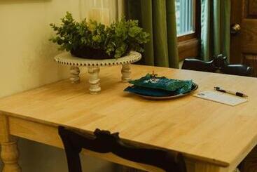 منتجع Landoll's Mohican Castle