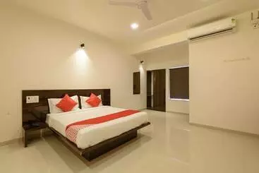 Hotelli Oyo 22964 Kundan Lawns