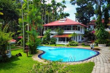 בית מלון כפרי Ayubowan Swiss Lanka Bungalow Resort