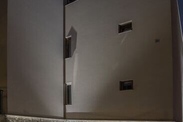 هتل Twelve By Aycon