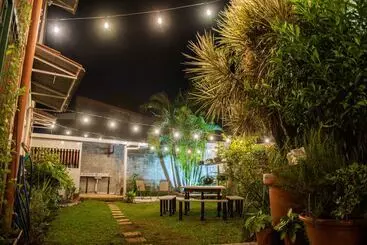 تختخواب و صبحانه Alice Y Juancito Boutique