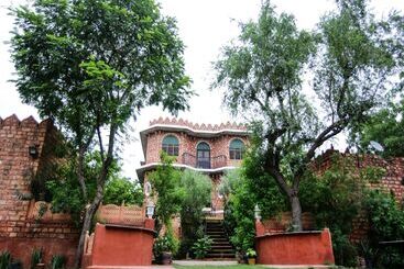 호텔 Oyo 16799 Shikargarh Palace Resorts