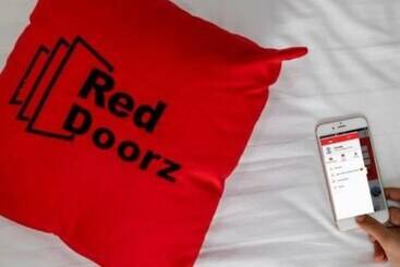 Hotel Reddoorz @ Surapati