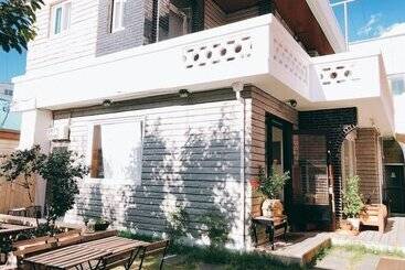 تختخواب و صبحانه Anc House