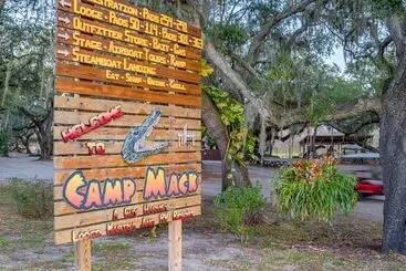 Hotelli Camp Mack, A Guy Harvey Lodge