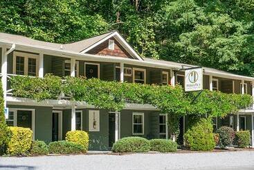 מוטל Hickory Falls Inn