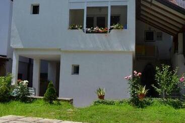 تختخواب و صبحانه Rzav