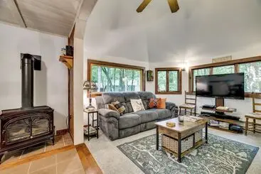 Mökkimajoitus Game Room, Deck & Fire Pit! Pocono Mtn House