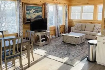 Cozy Lakefront Cottage With Stunning Views, Deck, Bbq Grill, And Outdoor Firepit