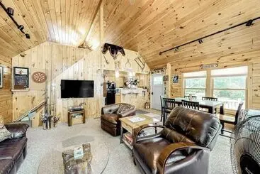 Mökkimajoitus Lakefront Cabin On First Roach Pond With Dock, Lake View & Firepit  Dog Friendly