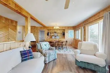 Mökkimajoitus Lakefront Home With Private Dock, Mooring, Pebble Beach, Grill, & Firepit