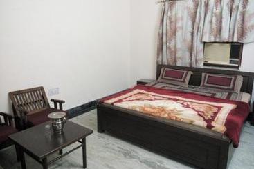 Отель S J Residency