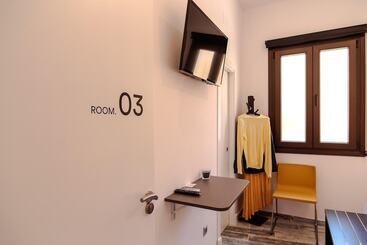 پانسیون The 8 Rooms House