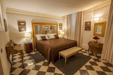 هتل آپارتمان Martins Residence De Luxe