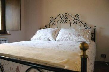 فندق Cascina Formighezzo