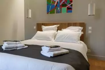 هتل Hôtel Le Domaine Du Moulin De Monjous