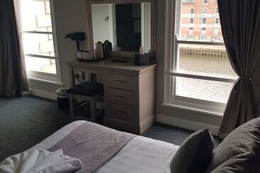 膳宿费 Lil S Bar And Bistro