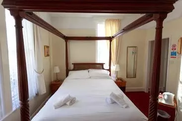 Pensió Bridge Guest House