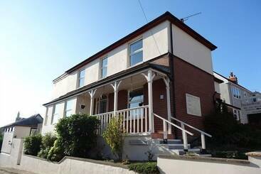 פנסיון Charnwood Guest House