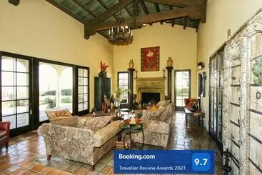 Majatalo The Patrician Hollywood Universal