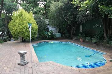 פנסיון Cadle House