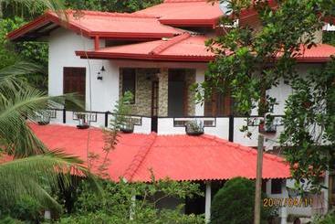 펜션 Maneesha Guest House